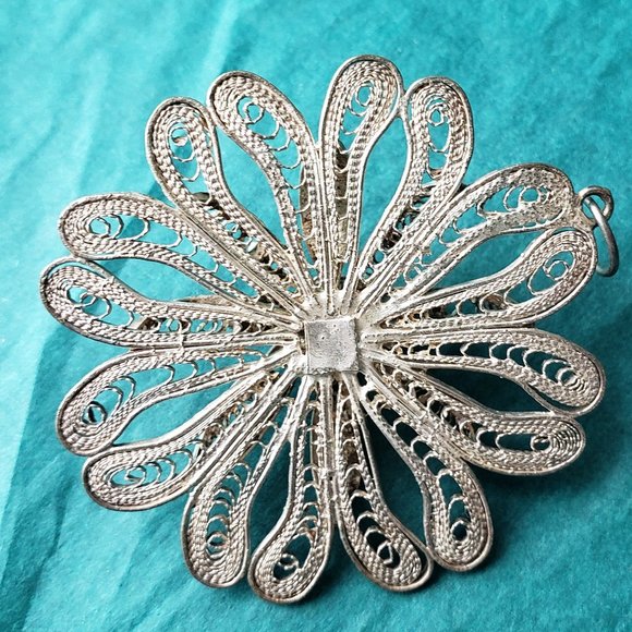 2/20$ Gorgeous vintage filigree flower silver tone - Picture 4 of 5